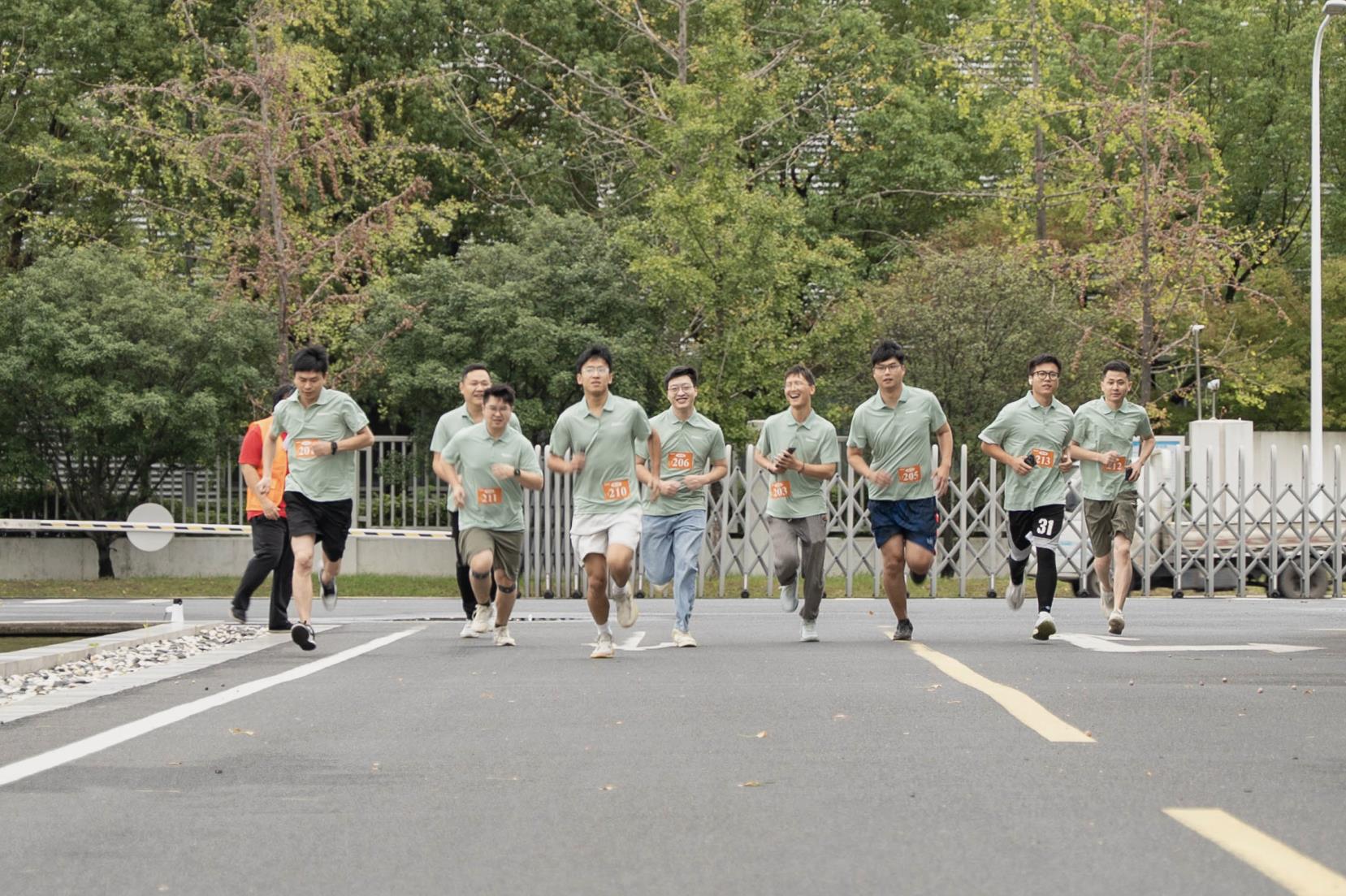 塔下再聚首 攀登勢正雄——巨龍電梯試驗塔第六屆登高跑開賽